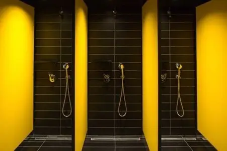 طراحی دکوراسیون باشگاه بدنسازی: نکات و نمونه جذاب 3 سرویس بهداشتی باشگاه