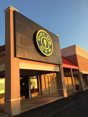طراحی دکوراسیون باشگاه بدنسازی: نکات و نمونه جذاب 14 باشگاه بدنسازی GOLDS GYM در آمریکا