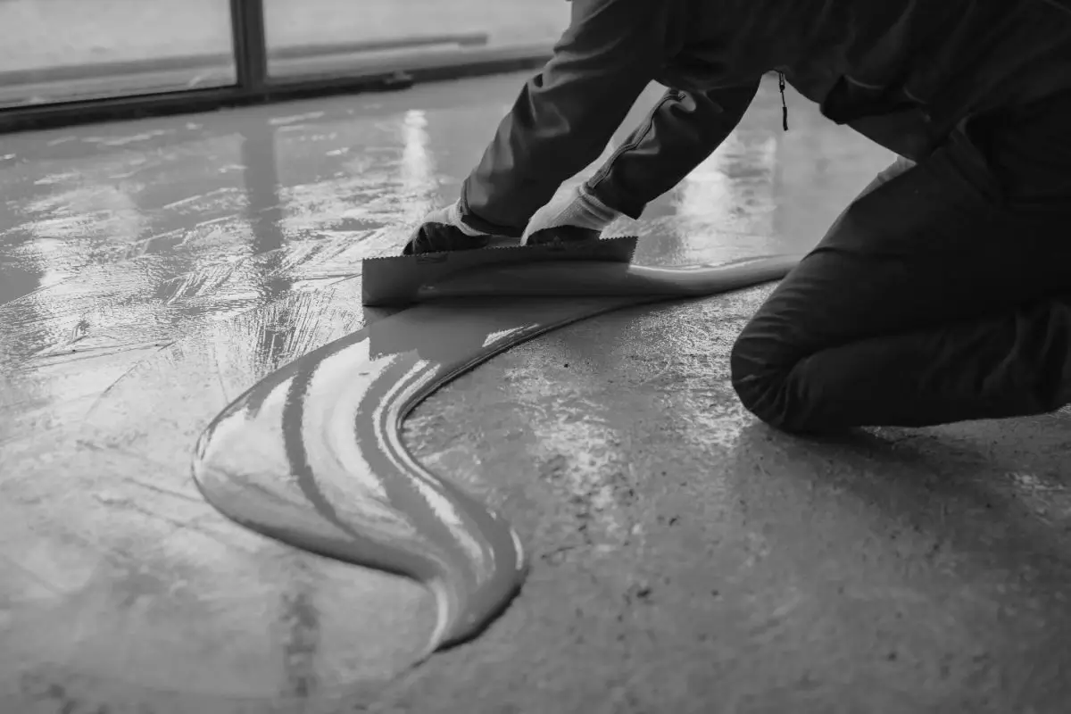 میکروسمنت چیست؟ کابرد و نحوه اجرا روی دیوار 1 نحوه اجرای میکروسمنت روی دیوار