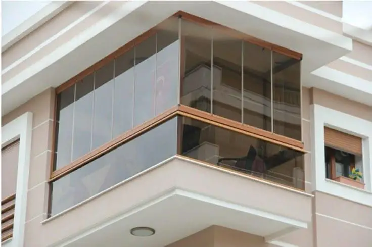 شیشه بالکن ریلی چیست؟